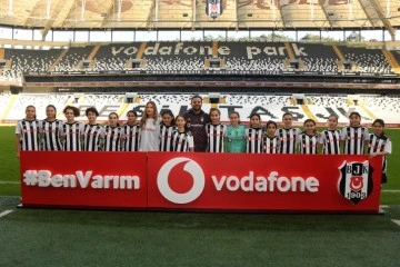 Vodafone’un desteklediği kız futbolcular, ünlü isimlerle penaltı atışı yaptı