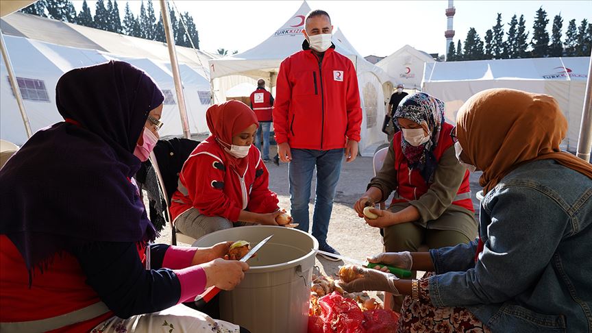 Yabancı öğrenciler İzmir depremi sonrası Türk Kızılay gönüllüsü oldu