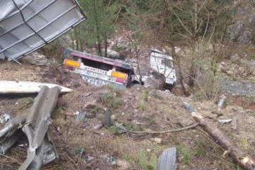 Yağış nedeniyle yoldan &ccedil;ıkan tır dereye d&uuml;şt&uuml;