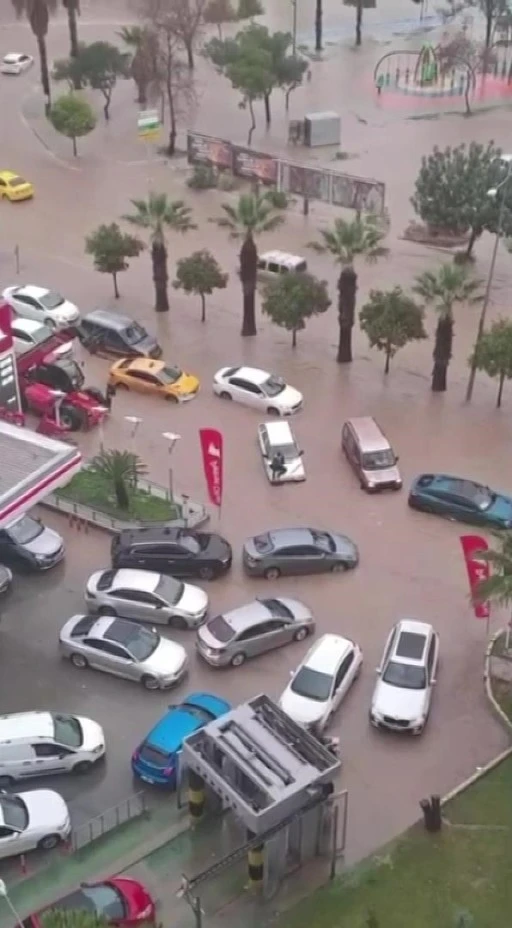 Yağmur, Adana'yı fel&ccedil; etti: Hortum oluştu, ara&ccedil;lar yolda mahsur kaldı