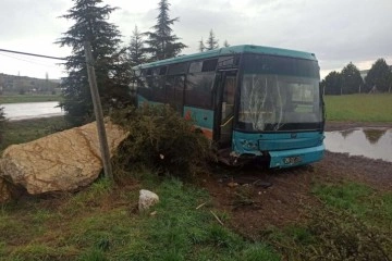 Yağmurda kontrolden çıkan halk otobüsü ağaçlara çarptı: 3’ü çocuk 4 yaralı