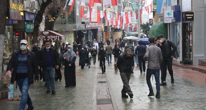 Yağmurlu havaya rağmen Kocaeli'de sokaklar tıklım tıklım