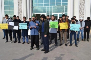 Yalova Üniversitesi öğrencileri, Cihad Kısa'yı protesto etti