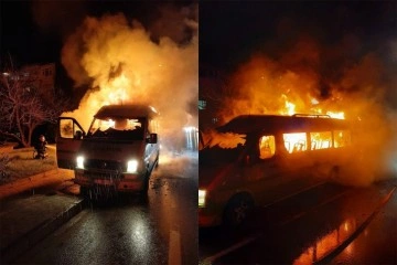 Yalova’da yolcu minibüsü alev alev yandı