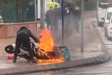 Yanan motosikletini kurtarmak i&ccedil;in kendini tehlikeye attı