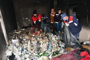 Yangın sonrası ortaya &ccedil;ıkan &ccedil;&ouml;p ev temizlendi