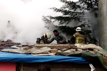 Yangında &ccedil;&ouml;ken &ccedil;atıdan d&uuml;şen itfaiyeciler &ouml;l&uuml;mden d&ouml;nd&uuml;