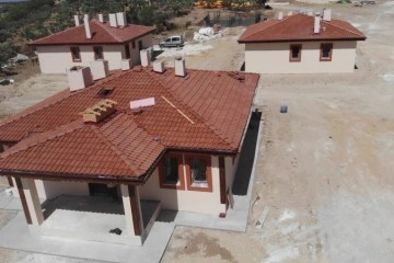 Yapımı tamamlanan 3 köy evini gezen depremzede: 'İnanmadın, geldim gözümle gördüm'