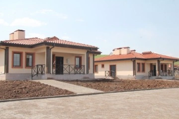 Yapımı tamamlanan k&ouml;y evlerini Cumhurbaşkanı Erdoğan depremzelere teslim edecek