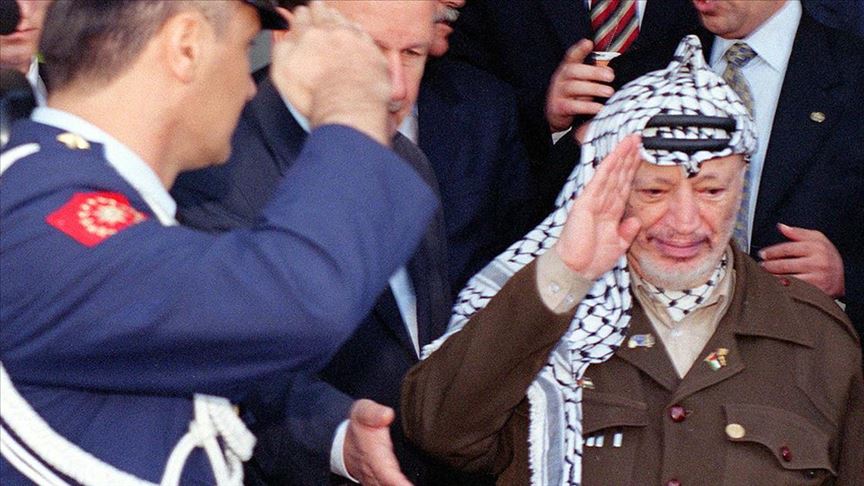 Yasir Arafat’ın zehirlendiğine dair ilk şüpheler ölümünün hemen ardından ortaya çıktı