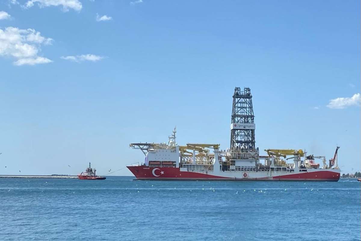'Yavuz' sondaj gemisi Karadeniz'e açılmak üzere İstanbul Boğazı'na giriş yaptı