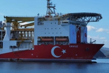 Yavuz Sondaj Gemisi'nin kule montajı için vinçler kuruluyor