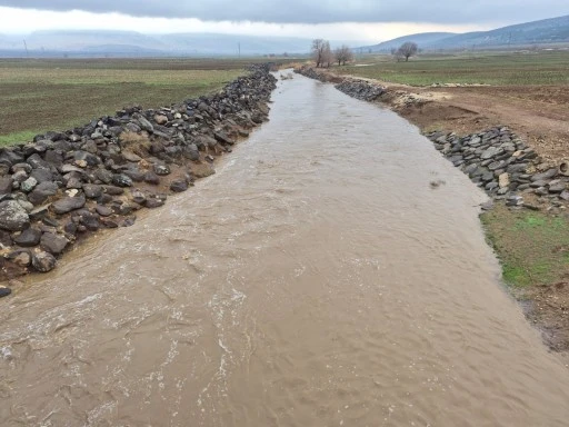 Yavuzeli'nde yağış etkili oldu, Karasu &Ccedil;ayı'nın debisi y&uuml;kseldi