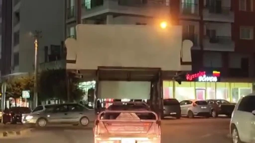 Yayaların canını hiçe sayan sürücü, trafiğe aldırmadan motosiklet üzerinde koltuk taşıdı