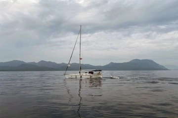 Yelkenli teknede 2 Rus göçmen kaçakçısı ve 83 göçmen yakalandı