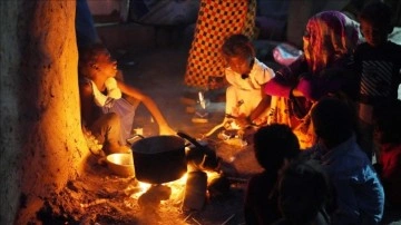 Yemenli sığınmacılar, kış mevsiminin gelmesiyle harabe çadırlarda soğukla mücadele ediyor
