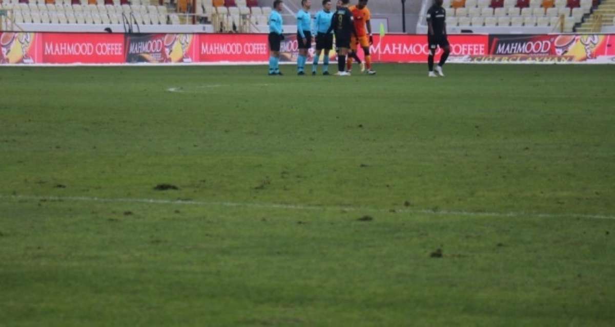 Yeni Malatya Stadı'nın zemini tepki çekti
