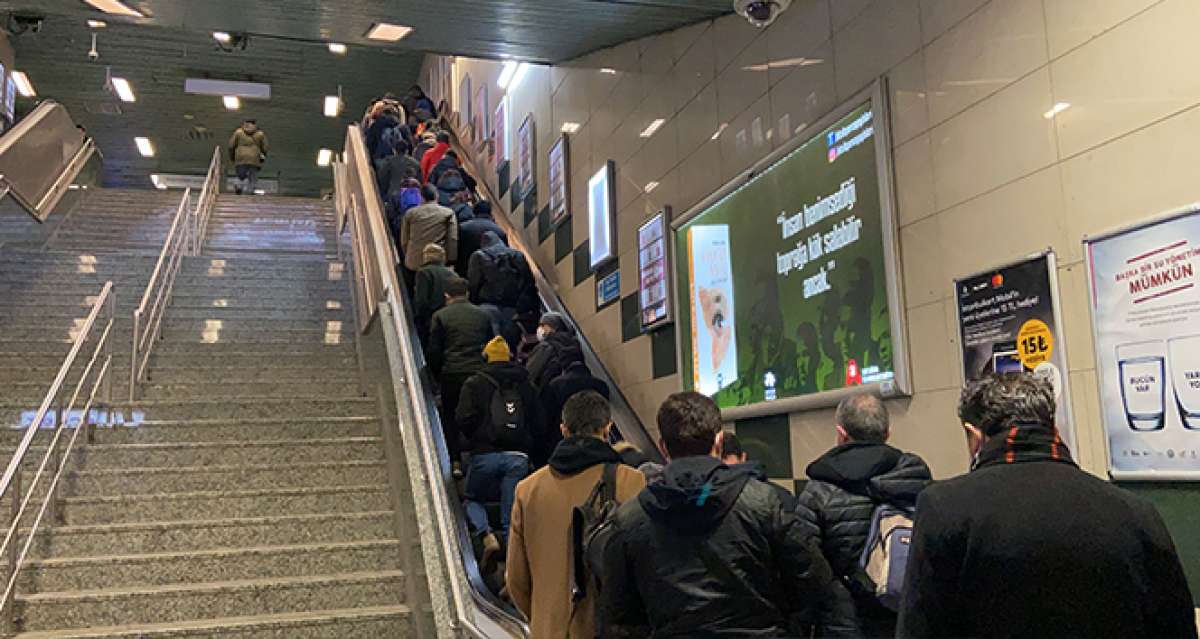 Yenikapı metrosunda kalabalık manzara dikkat çekti