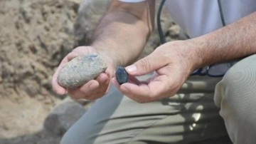 Yeşilova Höyüğü'nde 8 bin yıllık 'sayı taşı' ve 'balta' bulundu