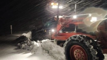 Yoğun kar yağışı: Mahsur kalan yolcular kurtarıldı