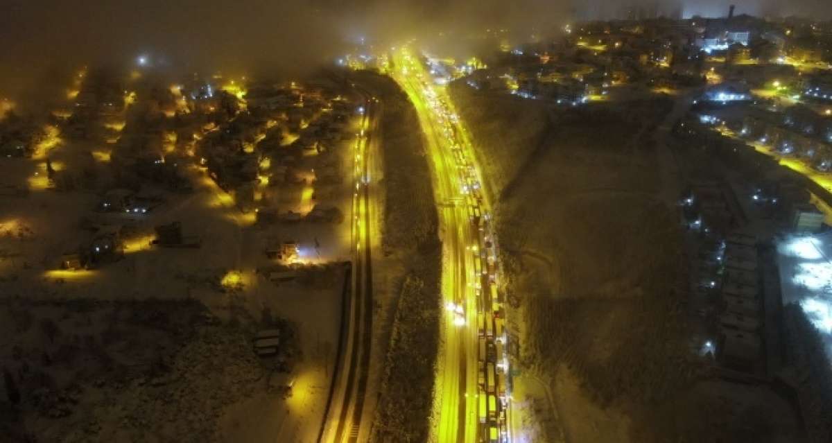 Yoğun kar yağışının kapattığı TEM Otoyolu trafiğe açıldı
