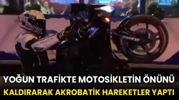 Yoğun trafikte motosikletin önünü kaldırarak akrobatik hareketler yaptı