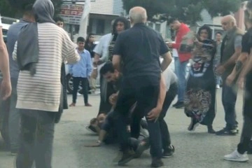 Yol ortasındaki taksi sürücüsü ve vatandaşın kavgası kameraya yansıdı