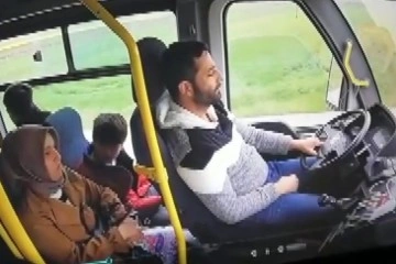 Yolcu dolu otob&uuml;s&uuml;n şof&ouml;r&uuml; uyuyakaldı, yolcular &ouml;l&uuml;mden b&ouml;yle d&ouml;nd&uuml;