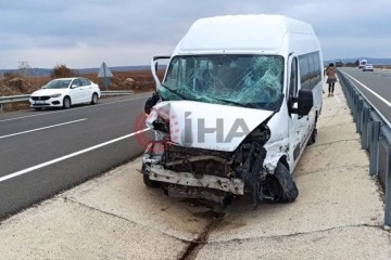 Yolcu minibüsü ile kamyonet çarpıştı: 8 yaralı