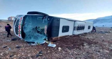 Yolcu otobüsü devrildi: 6 ölü, 35 yaralı