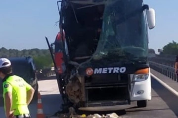 Yolcu otobüsü kamyona çarptı: 14 yaralı