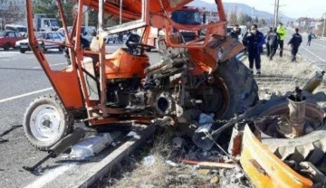 Yolcu otobüsünün çarptığı traktörün sürücüsü öldü