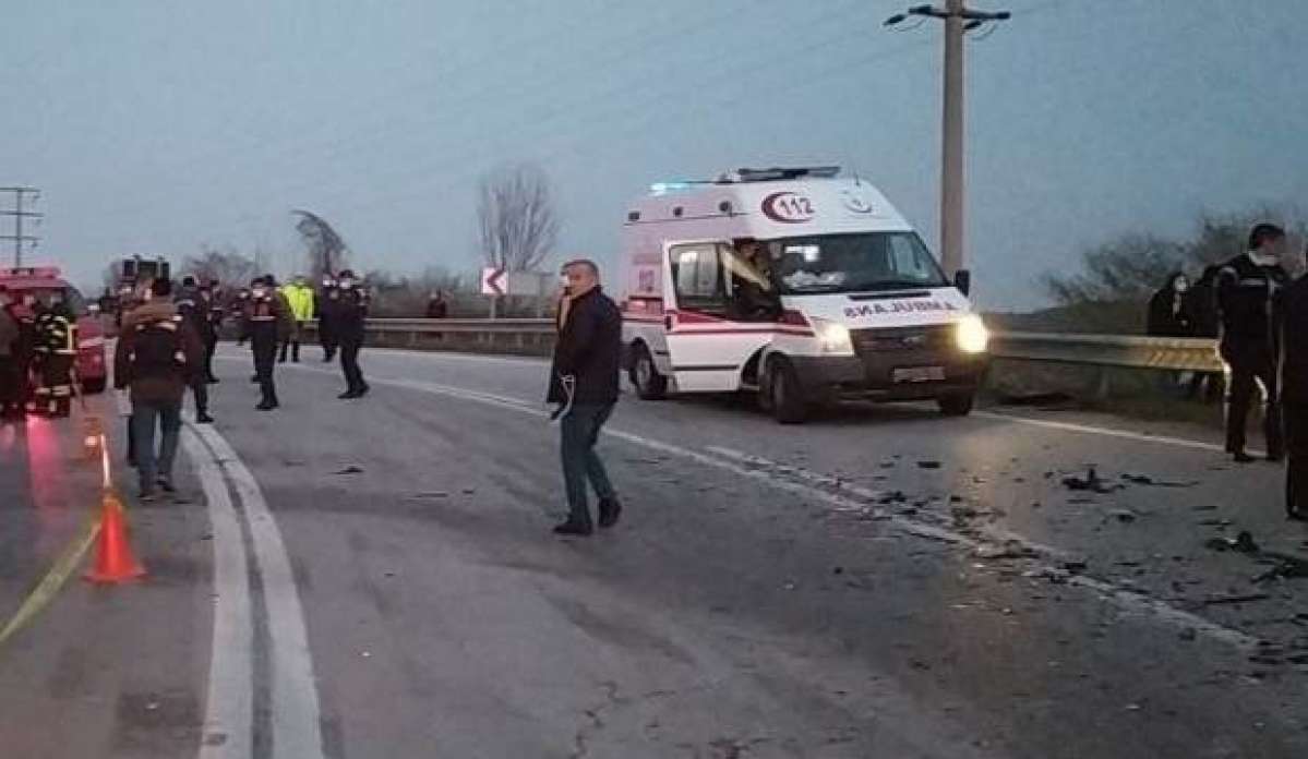Yolcu otobüsüyle otomobil çarpıştı: 1 ölü 2 yaralı