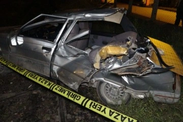 Yolcu treni hemzemin geçitte otomobile çarptı