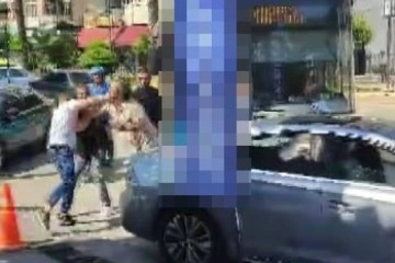 Yolcular, otomobil sürücüsü ile tartışan kadın sürücü için yumruk yumruğa kavga etti