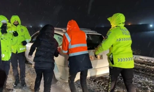 Yolda kalanların yardımına polis ve jandarma yetişti