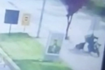 Yolda savrulan aracın bisiklete &ccedil;arptığı anlar saniye saniye kamerada