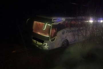 Yoldan çıkıp tarlaya giren otobüsteki 2 yolcu yaralandı