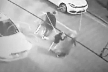 Yolun karşısına geçen aileye otomobilin çarptığı anlar kamerada