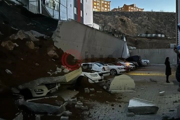 Yozgat&rsquo;ta istinat duvarı &ccedil;&ouml;kt&uuml;, 11 ara&ccedil; hasar g&ouml;rd&uuml;