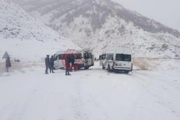 Yüksekova-Şemdinli karayolunda 20’e yakın araç mahsur kaldı