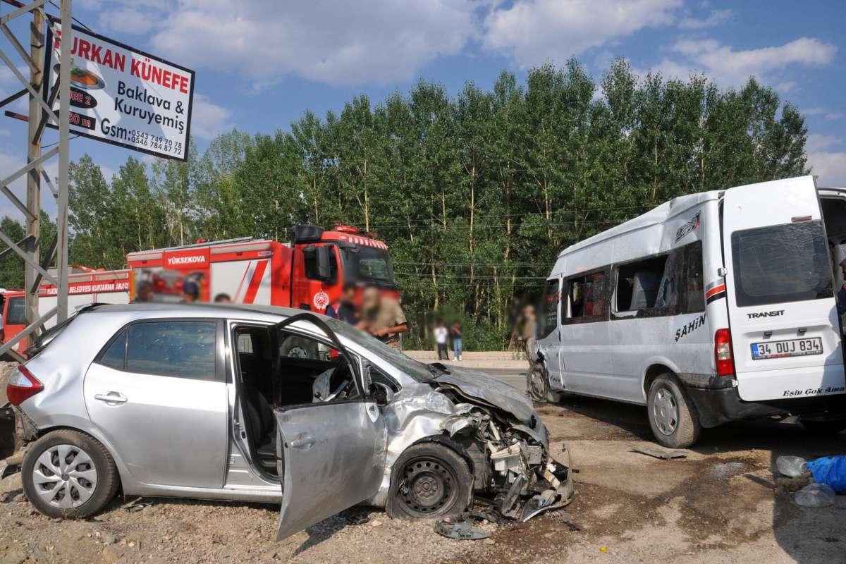 Yüksekova'da trafik kazası: 9 yaralı
