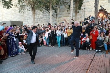 Yunanistan eski Başbakanı Papandreou sirtakiyi bırakıp, Başkan Aras’la zeybek oynadı