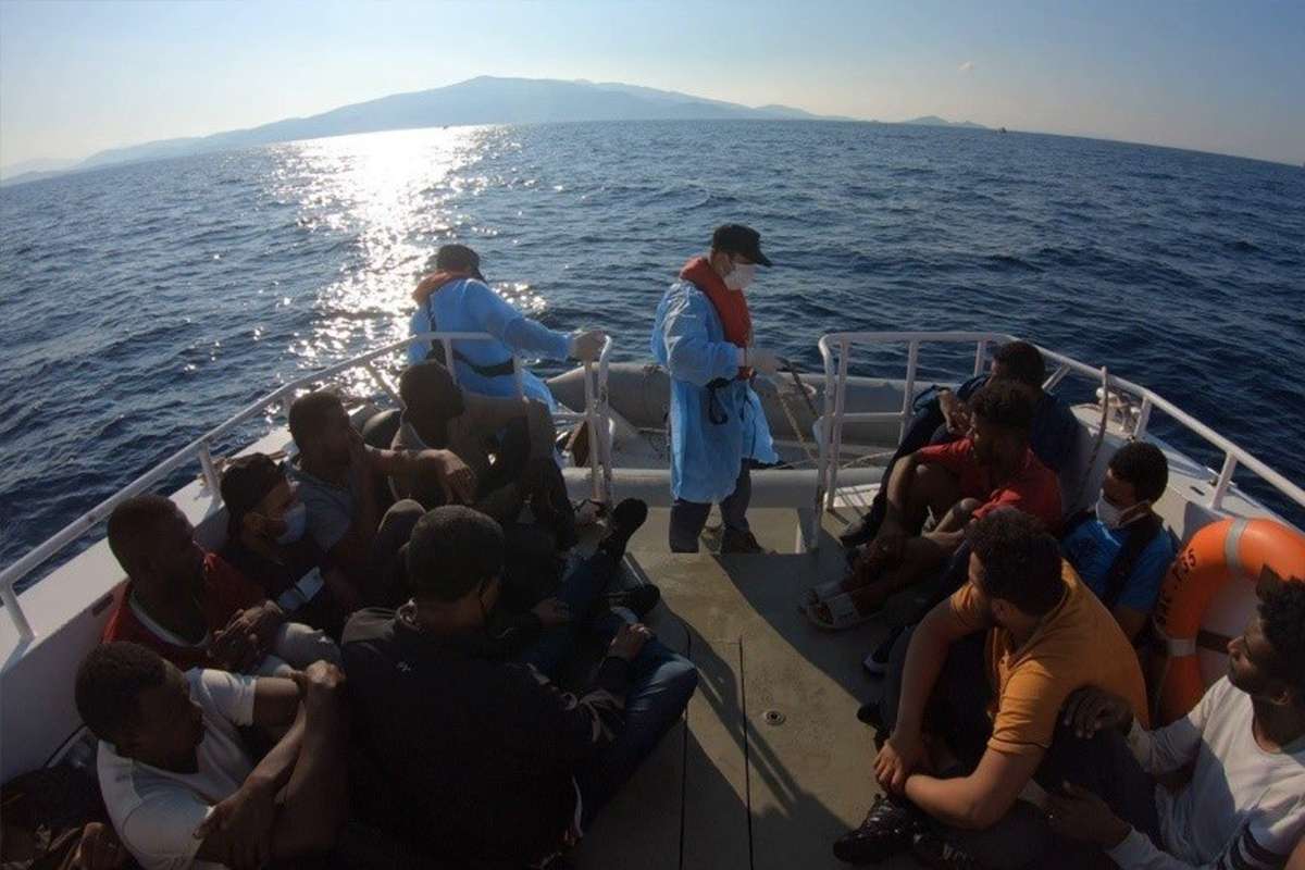 Yunanistan tarafından geri itilen 15 düzensiz göçmen kurtarıldı