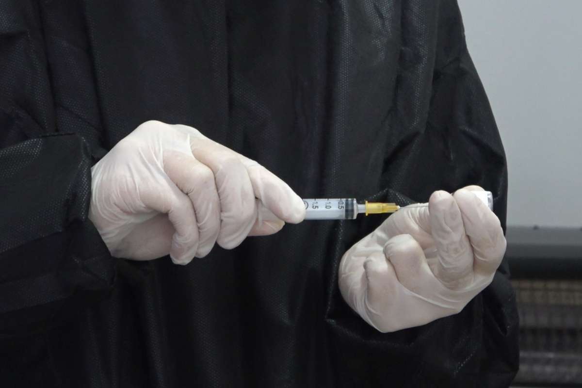 Yunanistan'da sağlık çalışanları ve huzurevi personellerine aşı zorunluluğu