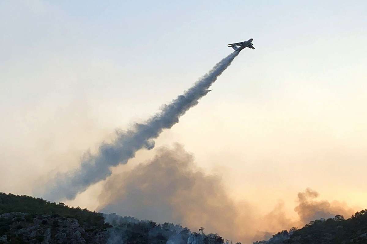 Yunanistan'daki yangınlara Türkiye'den uçak desteği