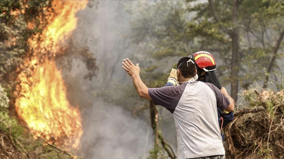 Yunanistan'ın birçok yerinde çıkan orman yangınları sebebiyle onlarca köy boşaltıldı