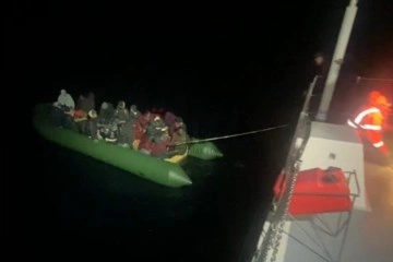 Yunanistan’ın geri ittiği göçmenleri Sahil Güvenlik kurtardı