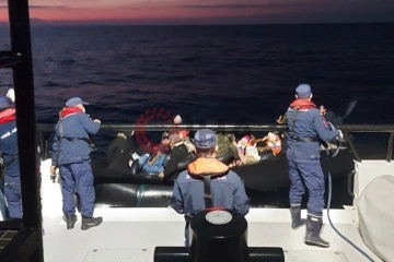 Yunanistan’ın ölüme ittiği 61 düzensiz göçmen kurtarıldı