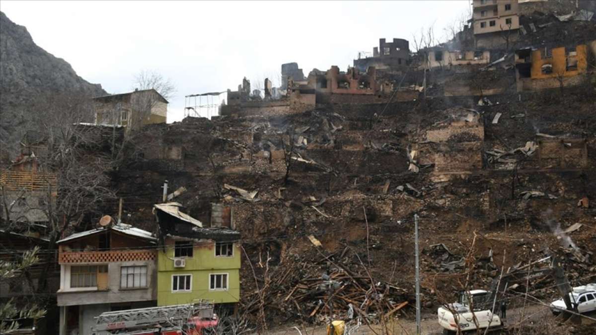 Yusufeli'ndeki köyde çok sayıda binaya sıçrayan yangın tamamen söndürüldü